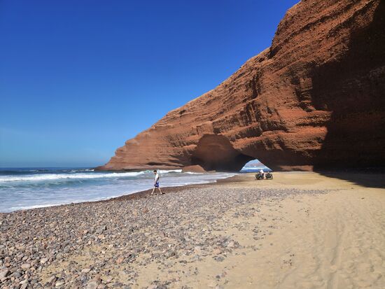 Der Bogen ist ein schönes Fotomotiv. Man kann ihn entweder zu Fuß (ca. 20 min) erreichen, oder auch eine Kamel / Quadtour buchen