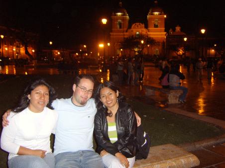 Rocío, Sindy und ein glücklicher "Gringito" auf der Plaza de Armas