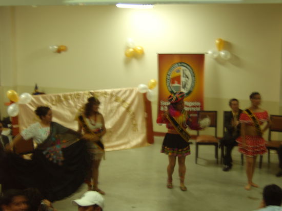 in landestypischer Kleidung