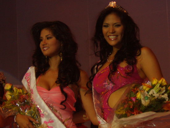 Links die Miss Turismo, rechts die Siegerin