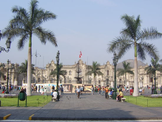 Die Plaza de Armas (Blick aufs Regierungsgebaeude)