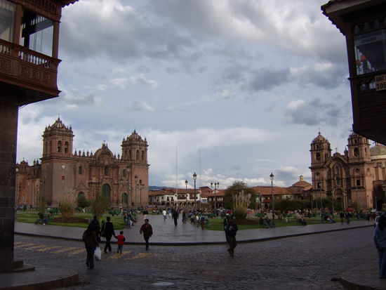 Plaza de Armas, links die Kathedrale