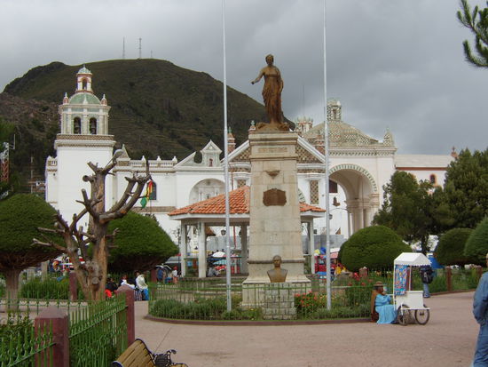Der Hauptplatz mit der Wallfahrtskirche im Hintergrund