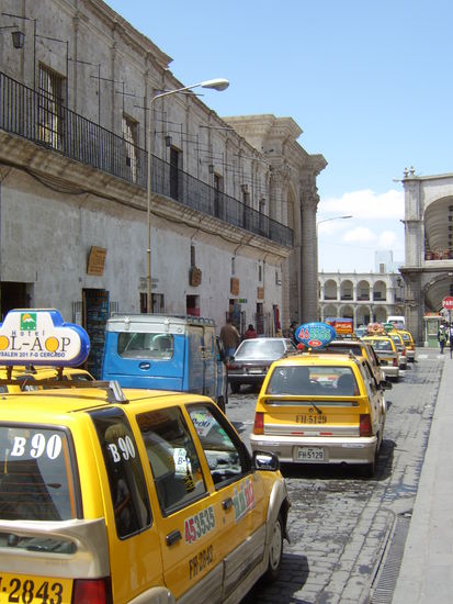 Auch hier machen Unmengen von Taxis die Strassen unsicher