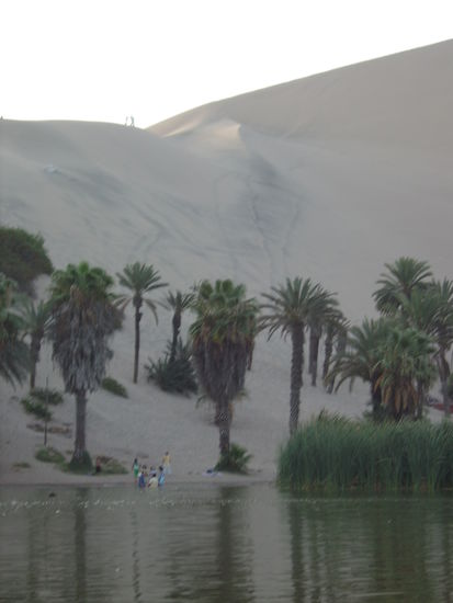 Man beachte die Sandboarder an der Spitze der Duene