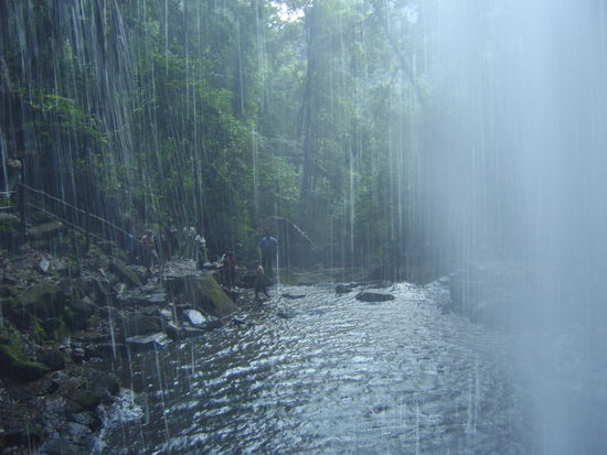 Blick von hinter dem Wasserfall