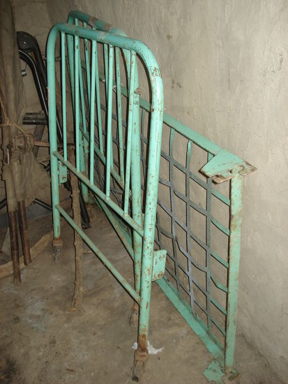 Das schickte das Gesundehietsministerium als Bett (im städtischen Krankenhaus aussortiert?)