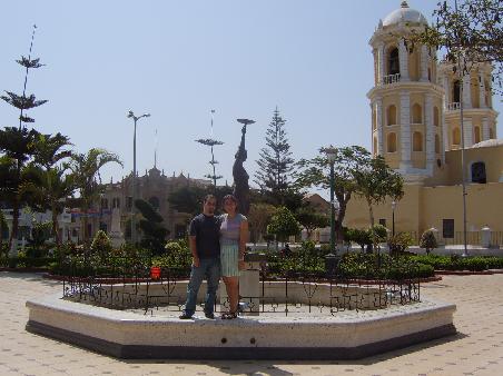 La Plaza de Armas, die in Peru in jedem Dörfchen -sei es noch so arm und die Häuser heruntergekommen- immer schön und gepflegt wirkt.