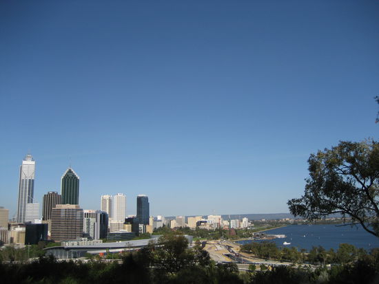 Skyline von Perth mit Swanriver vom Kingspark aus
