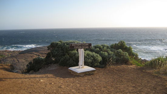am Cape Leeuwin-hier treffen sich der Indische Ozean und der suedliche Ozean
