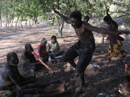 Aboriginal beim Tanzen, Didgerido spielen ...