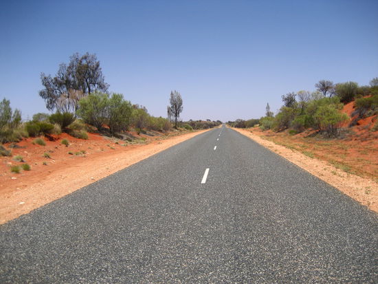 weiter,langer Weg am Stuart Highway von Darwin nach Alice Springs