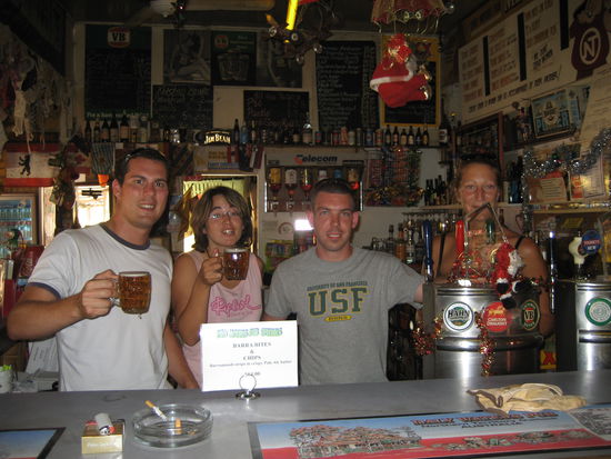 im historischen Outback-Pub mitten in Nichts, in Daly Waters einem fuenf Einwohner Ort