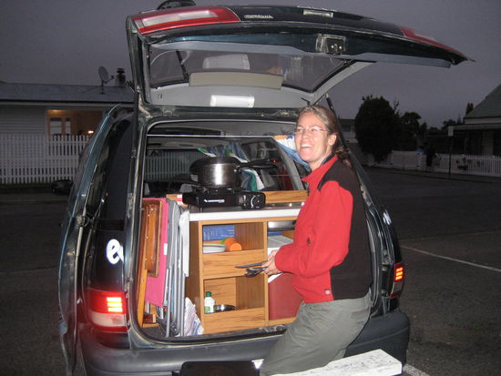 Lisi bei ihrer Lieblingsbeschaeftigung in der Kueche