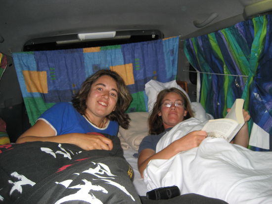 Schlafzimmer, das auch jederzeit zum Wohnzimmer umgebaut werden konnte und jede Menge Stauraum