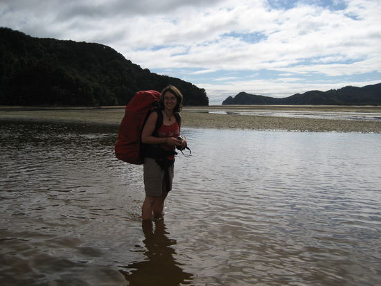 das Foto ist hier leider etwas dunkel, aber man kann den grossen Rucksack erahnen - beim Crossing waehrend Ebbe
