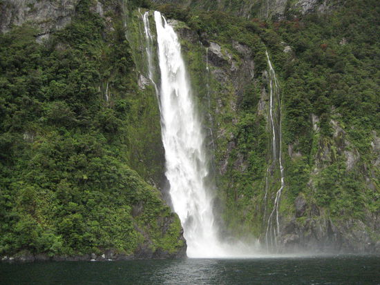 zahlreiche Wasserfaelle im Milfordsound