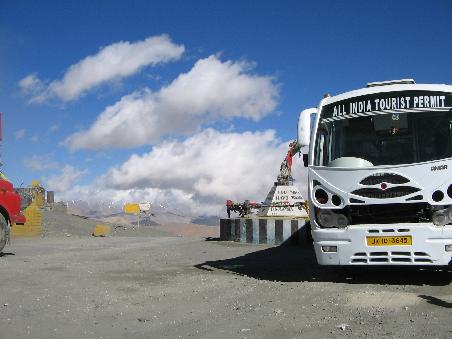 weiter gehts mit dem Bus von Leh nach Manali in 2 Tagen, ueber noch spektakulaere Gebirgsstrassen und ...
