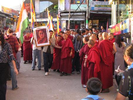 nach einer unruhigen, naechtlichen Busfahrt kommen wir in Dharamsla bzw.
MC Leod Gang der Exilheimatstadt vom Dalai Lama und vielen Tibetern