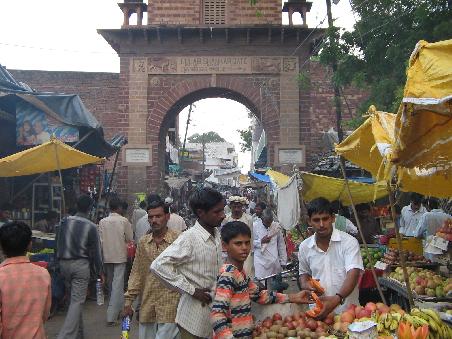 Markt in Fatehpur Sikri (auch durch diese Strassen fahren immer wieder Autos, Mopeds...