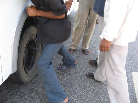 ...auf dem Weg von Jaipur nach Pushkar.
Reifenplatzer gehoeren zu jeder ordentlichen Busfahrt.Nach dem 1. fahren wir noch froehlich weiter-beim 2. ein Stunde spaeter wird dann doch 1 Reifen gewechselt.