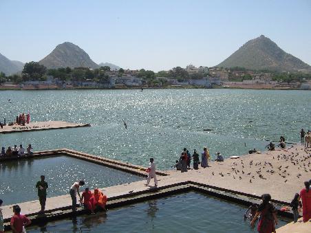 Pilger beim Baden im heiligen See in Pushkar