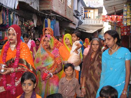 Frauen in schoenen, bunten Saris