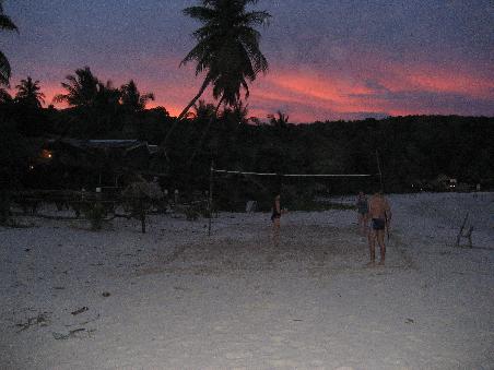 Wir trainieren hier schon fleissig fuer den naechsten PUMA4some-Cup
unsere Gegner beim Beachvolleyball und Bungalownachbarn - Julia und David aus Innsbruck- hatten keine Chance und mussten Verletzungsbedingt W.O. geben