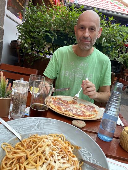 Hier wurde mir (von einem unbeteiligten) vorgehalten, ich schaue böse. 
Zu meiner Verteidigung: ich hatte den Mund voll und einen Bärenhunger. 
Wer mich kennt, der weiß, dass für mich der Spaß da ein Loch hat.