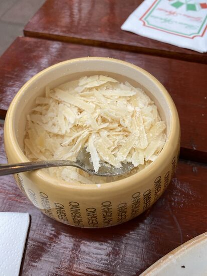 Herrlich, wenn der Parmesan so gereicht wird. 