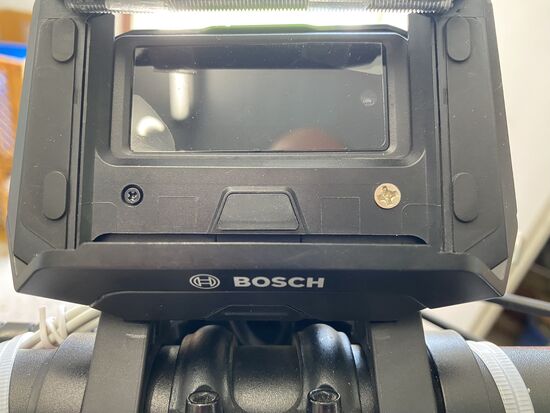 Links die schwarze original Schraube. Rechts der provisorische Ersatz.