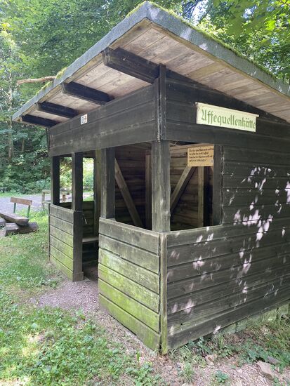 Die Schtuzhütte mit ...
.... Bank