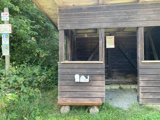 Schutzhütte. Diesmal mit einer Extra Kinderbank. Lustige Idee.
Das motiviert die Kinder bestimmt. Denn bis hierher sind es schon einige Kilometer und Höhenmeter.