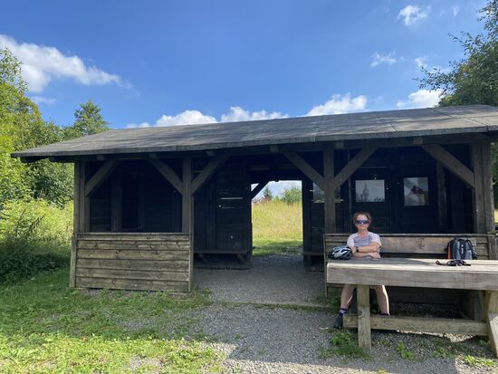 ... und grinst 
Der Blick sagt ganz klar: Verka_ _s nicht wieder.