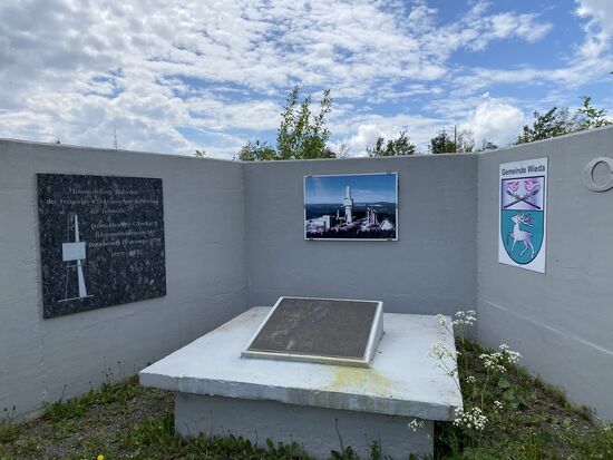 Wenn an der Stelle keine Gedenktafel und Hinweisschilder stehen würden, würde man glatt daran vorbeifahren.