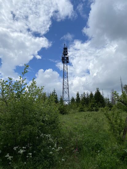 Übrig geblieben sind Richtfunk- und und ein paar Mobilfunkantennen auf einem neuen Mast. Strom- und Datenleitungen waren ja schon vorhanden.