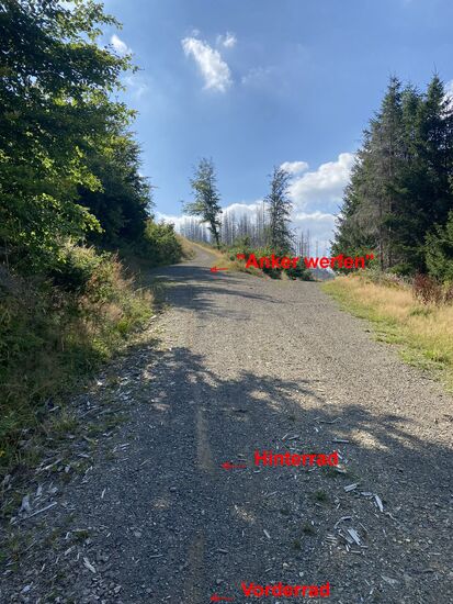 Einfach mal "laufenlassen" und dann von der Abzweigung überrascht werden 
Also "Anker werfen" und gute 25m später zum stehen kommen 
Die Abfahrt hat bleibende Spuren hinterlassen. Bei mir und im Schotter.
Ich grinse immer noch 