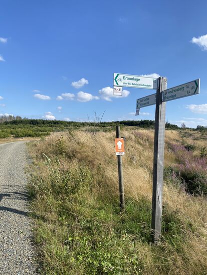 Hier sind wir das erste Mal auf den Radweg der "Alten Bahnline Südharzeisenbahn" (S.H.E.) aufmerksam geworden.
Jetzt erklärt sich auch, warum es unterschiedlich lange Wege nach Braunlage gibt. Man muss nur geduldig sein. Dann klärt sich (fast) alles auf.