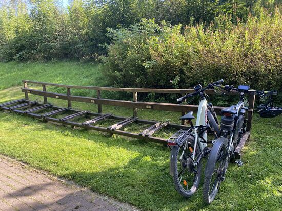 Perfekte Parkmöglichkeit. Auch für breite Reifen geeignet.