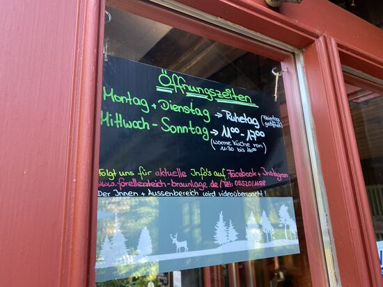 Es ist Mittwoch, 17:05 Uhr 
Warme Küche bis 16:30. Ab 17:00 Uhr geschlossen.