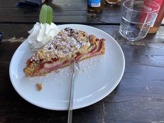 Die Wirtin hatte Mitleid mit mir und es gab noch ein  Stück Rabarber-Streusel Kuchen und kalte Getränke.
Der Kuchen war grandios. Extrem fruchtig. Die Streusel reichlich und perfekt.