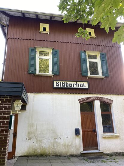 Das ist das ehemalige Bahnhofsgebäude der "Südharz Schmalspureisenbahn".(S.H.E.).
Liegt mitten im Wald. Erst auf den alten Bildern im Haus wird klar, wie es hier früher aussah, als die Bahn noch in Betrieb war. Wozu aber hier im Nirgendwo ein "Personenhalt" benötigt wurde, ist uns noch nicht klar.
Die S.H.E. war vor allem für den Gütertransport gebaut worden.