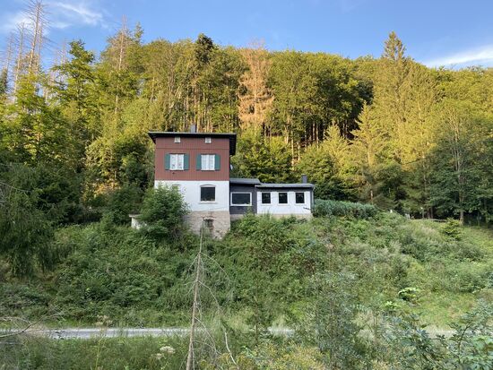 Der Anbau rechts ist für den Restaurantbetrieb entstanden.
Die Bahnstrecke verlief von hier aus gesehen hinter dem Gebäude lang. Direkt am Hang.