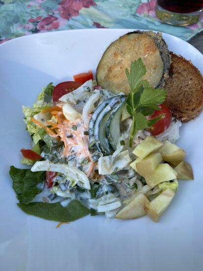 Der Salat zum Essen. Mit Apfelstücken, gebratener Zuchini und geröstetem Knoblauchbaguette. 
Alleine deswegen lohnt sich der Besuch schon.
