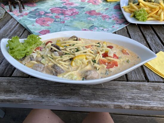 Spätzle mit Champignon-Gemüse-Sahnesauce.
Beide Portionen waren mehr als reichlich. Das hat der Motivation, einen längeren Rückweg zu fahren, nicht gut getan.
Ausserdem war es schon spät und kühl, und wird bald dunkel, und ...