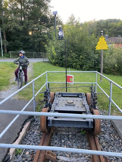 Im Ort Wieda hat man ein original Gleisstück bei Bauarbeiten gefunden und es an Ort und Stelle belassen. Auf diesem "Rollbock" wurden Güterwagen mit Normalspur aufgesetzt. Damit ersparte man sich das Umladen von einem Wagon auf den anderen.