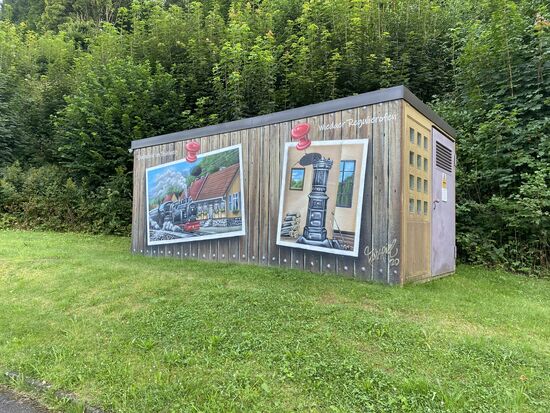 An diesem Tag fand auch die 125 Jahr Feier zur Gründung der S.H.E. statt. Entlang der alten Bahnstrecke sind immer wieder solche künstlerisch gestalteten Zweckgebäude zu sehen.