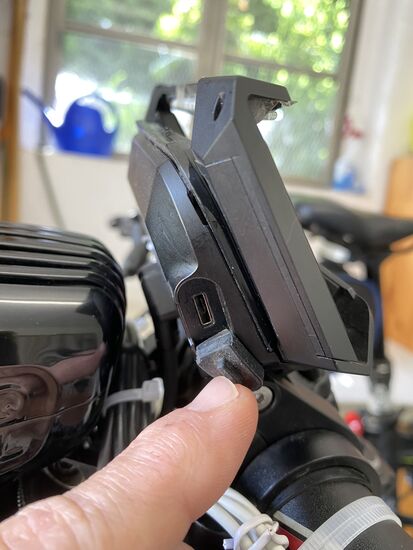 Natürlich handelt es sich um eine spezielle, rechteckige Micro-USB Buchse.
Alles andere wäre einem Bosch System auch unwürdig.