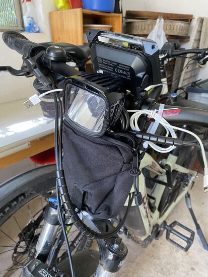 Wir haben dann kurzerhand eine Powerbank beim Mediamarkt für 18€ und eine dazu passende kleine Tasche beim Discounter für 6€ gekauft.
Das dazu passende iPhone Kabel hat Mann natürlich in mehrfacher Anzahl dabei. 
Die Tasche mit ein paar Kabelbindern am Lenker befestigt und schon ist die Stromversorgung gesichert. Ist zwar nicht so elegant wie das Original, aber im Urlaub sind pragmatische Lösungen gefragt.
Zuhause werden wir dann eins der anderen beiden Original Bosch Kabel (mit Standard Micro-USB und USB-C Buchse) ausprobieren. Wenn die funktionieren, haben wir Glück. Dann ist nur das Kabel defekt. Ansonsten muss die gesamte Steuereinheiít ausgetauscht werden. Kostet schlappe 220€ 