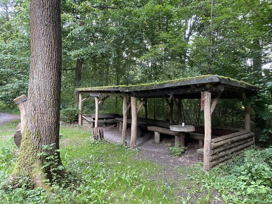 Sie liegt allerdings nicht sehr romatisch weit ab im Wald, sondern 30m von der Landstrasse entfernt. Inkl. Parkplatz direkt an der Hütte.